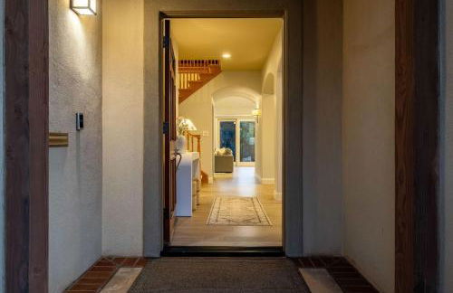 Luxury Retreat with Private Yard close to Beaches and FIFA Sleeps 10 - Foto 27