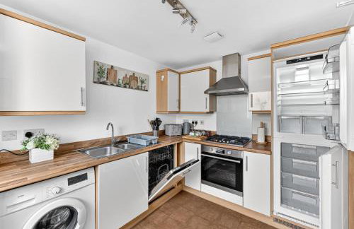 Stylish 3 Bedroom House - Excellent Location - Free Parking, Garden, Fast Wifi, Work Space and Self-Check-In by Yoko Property - Foto 22