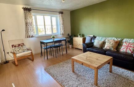 Stylish 2 Bed Home with parking - Foto 1