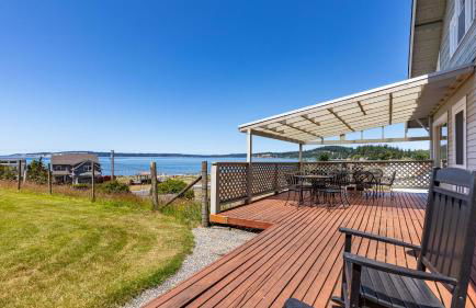 Private Beach Access + Water Views! Sleeps 18, Historic 6bdr Farmhouse w/ Deck - Foto 80