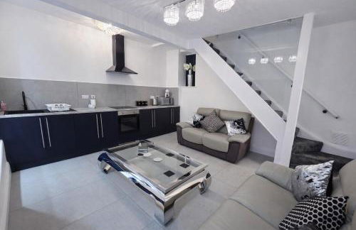 5 Bed Family Home in Treharris, Sleeps 1, Near Bike Park Wales - Foto 14