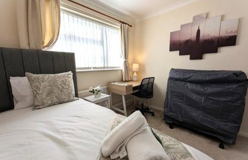 A cosy & stylish two-bed bungalow with garden & parking, close to a shopping centre, motorways and bus stops - Foto 12