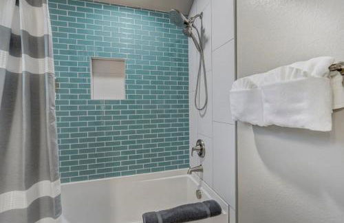 Baby Blue - Hot Tub Easy Access to Top Locations - Foto 35