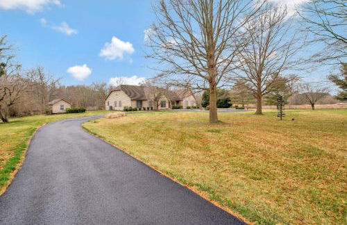 Gorgeous Creek Side Ranch-Style Estate With Dock - Foto 45