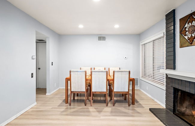 Spacious Family Retreat w Garden Modern Comfort - Photo 31