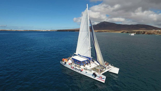 Navigando lungo la costa di Lanzarote prima del calar del sole