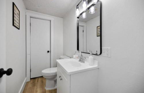 Fireside Haven - Hot Tub & Downtown Walkable - Foto 20