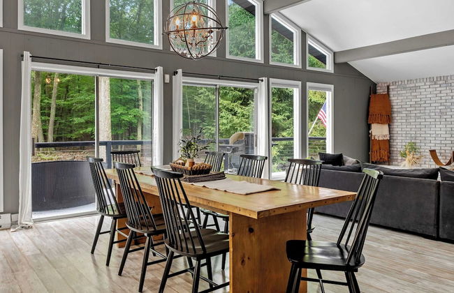 The Evergreen Escape by Avantstay Modern Cabin w/ Volleyball Court & Hot Tub - Foto 1