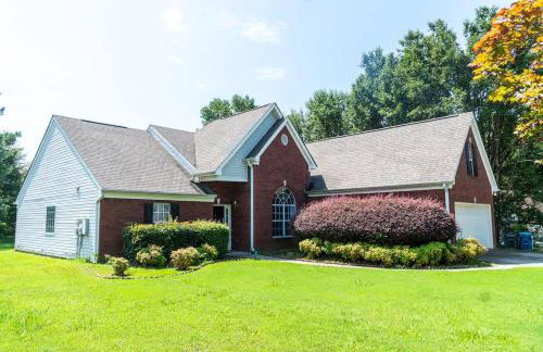 Spacious Vaulted 4BR Family Home Near Mall of GA Sleeps 12 - Foto 1