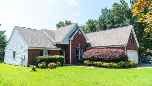 Spacious Vaulted 4BR Family Home Near Mall of GA Sleeps 12 - Foto 1