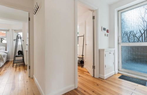 Charming 2-Bed Flat with Garden in London - Foto 25