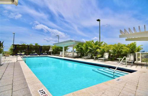 City Condo in Midtown Wynwood with pool and parking - Foto 3