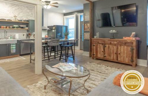 2BR with Workspaces & Deck ABODEbucks - Foto 1