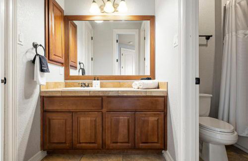 Lake Travis Family Retreat with Theater Game Room and BBQ 7 min from Marina - Foto 49