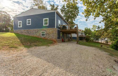 3BR House By Lake with BBQ Fire Pit & EV Charger - Foto 8