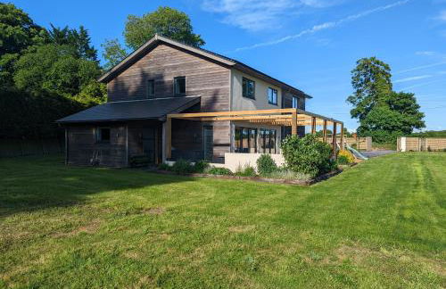 Unique, Spacious, Self-Built Eco Home with huge garden and movie room - Photo 49