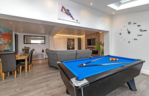 Contractors Dream~POOL TABLE~Close to Luton Airport~Three Double Bedrooms - Foto 1
