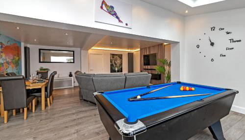 Contractors Dream~POOL TABLE~Close to Luton Airport~Three Double Bedrooms - Foto 1