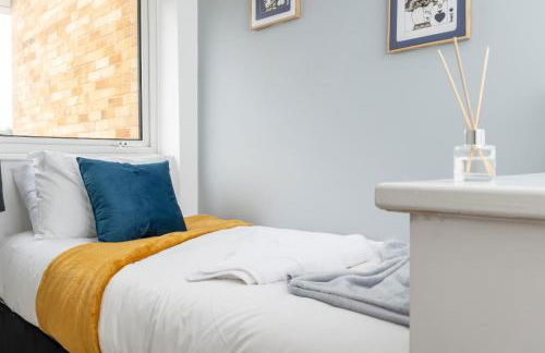 Beautiful Orpington Home w Pool Table and Driveway - Photo 32