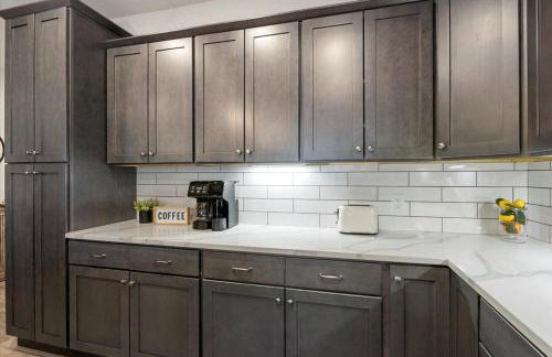 Family-Fun Lakeside Luxury at Topsider in Osage w/ 2 Pools, Prime Views Pack N' Play & Games - Foto 16