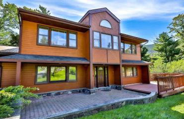 Stream-Side Atrium Home with Side Rooms & Pool Table - Foto 9