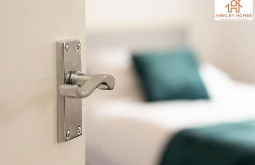 Large Home - Free Parking-WiFi By Hinkley Homes Short Lets & Serviced Accommodation - Foto 48