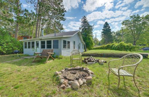 Pet Friendly Mullett Lake Cabin with Dock! - Foto 1