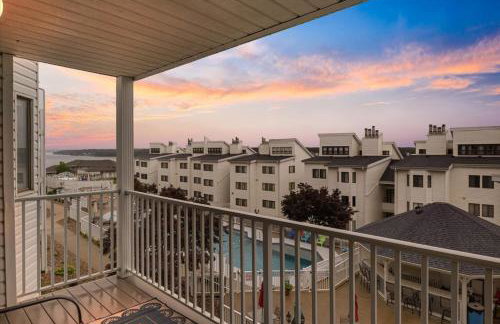 Lakefront Osage Beach Condo + Workspace w/ Pool Views - Foto 30