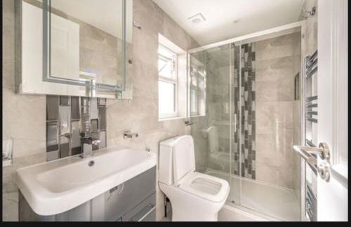 Family Friendly fully refurbished 3 bedroom, 3 bathroom property in London - Foto 32