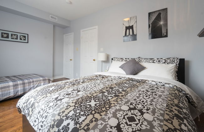 Applewood Suites - 4 BDRM King West - Photo 4