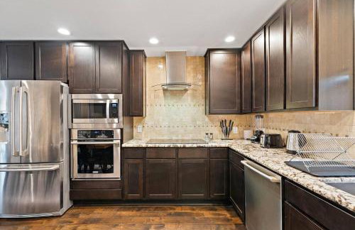 Nr DT, Med Center, Midtown Sleeps 16 Game Room - Photo 9