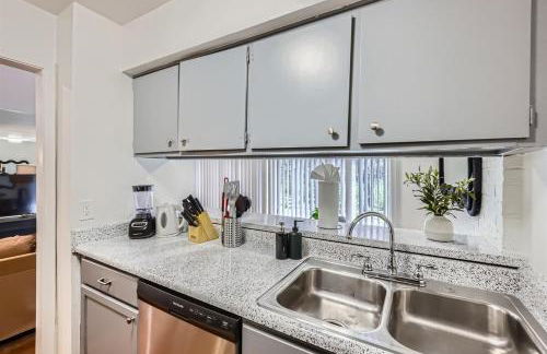 Your Walkable King Bed Getaway - Sleeps 4 - Pool Pkg - Foto 23