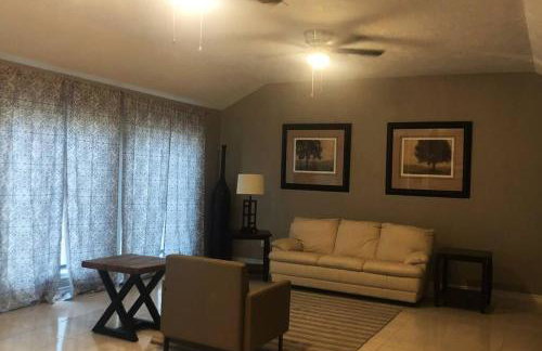 Spacious 2300SF, Recently Rehabbed, Large Living! - Foto 8