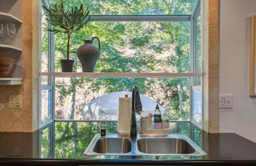 Modern Organic Home with Backyard Creek near State Park - Foto 13