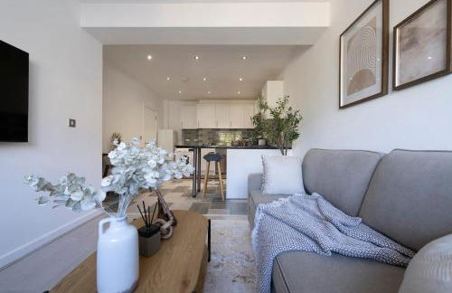 Designer 1BR I Work-From-Home Ready I Fast Wi-Fi - Foto 43