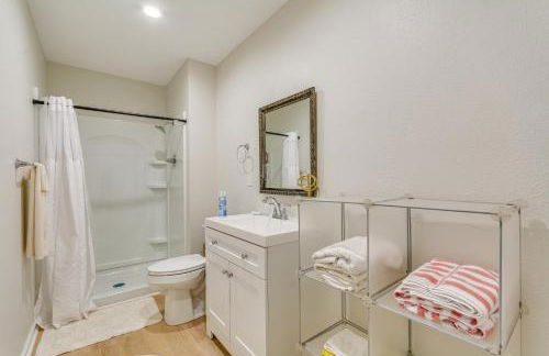 Lakefront Retreat with Multi-Level Deck and Dock! - Foto 18