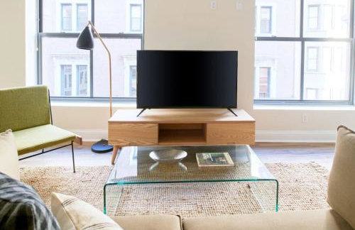 Bold and Spacious 2 Bed in Boston Financial District - Photo 1