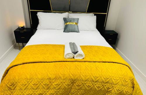 Perfect 1 Bed Apartment Sleeps 5 1 Kingsize bed 1 double Sofabed & Foldable Single bed Free Parking Wifi good transport network shopping Holiday Makers Families Contractors in North London - Photo 31