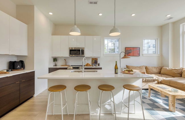 The Stage by Avantstay Chic 4bdr w/ Covered Balcony Modern + Newly Built - Photo 15