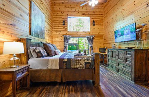 Hickory Bear - Cabin surrounded by pines, Sleeps 10, Hot Tub, Fire Pit, Arcade, Foosball Table & Deck Slide - Photo 3