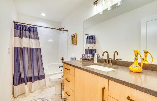 Deck with Forest Views Modern Home in Rochester! - Foto 17