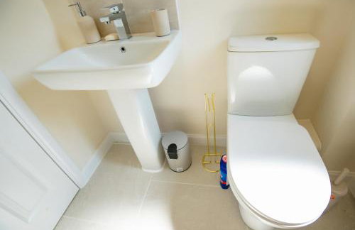 Luxury 5BDR with City Access, Free Parking and Wi-Fi - Photo 46