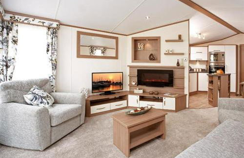 Family breaks at Rockley Park with Prosecco and a box of chocolates on arrival - Photo 4