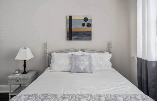 Quaint house, king bed 2min from down town - Photo 31