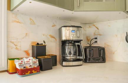 The Mod Pad! 15 minute from Airport, Free Parking! - Foto 13