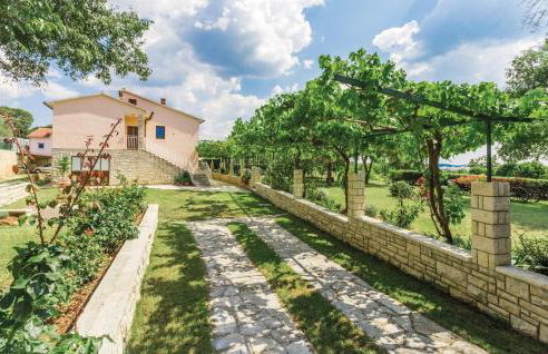 2 Bedroom Amazing Apartment In Kanfanar - Foto 1