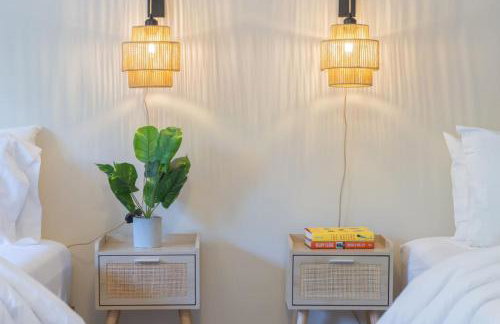 Quiet Suburban Home with Art Deco Flair - Foto 12