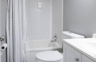 Luxurious 2-Bedroom Abode with Elevated Comforts Near Main Street - Foto 6