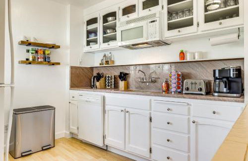 Private Hot Tub with Water Views Lower Lake Getaway - Foto 9