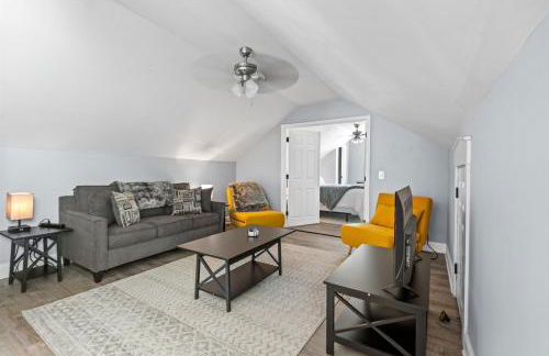 Main Street Balcony Apartment For up to 8 guests! - Foto 17